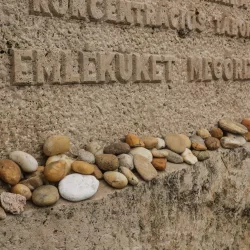 A holokauszt nemzetközi emléknapján koszorút helyeztünk el a Bécsi úti emlékműnél
