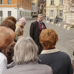 Dr. Kiss László polgármester városházi sétát tartott nyugdíjasklubjaink tagjainak