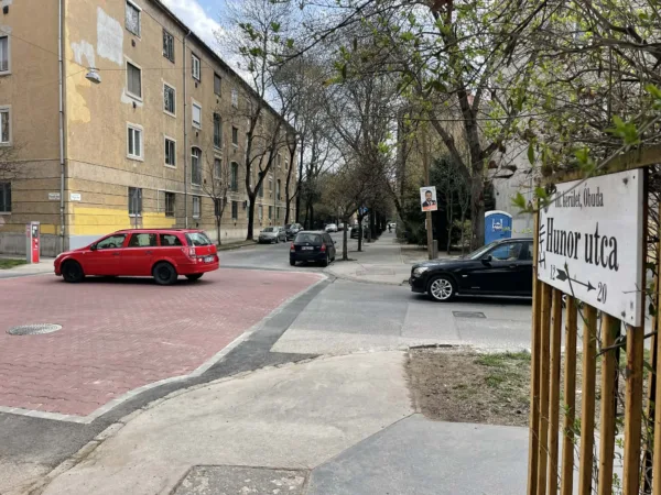 Régóta várt forgalomcsillapítási fejlesztés valósult meg a Hunor-Váradi utcánál